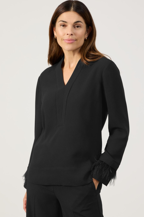 Блузка с перьями на манжетах