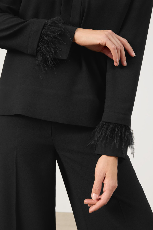 Блузка с перьями на манжетах