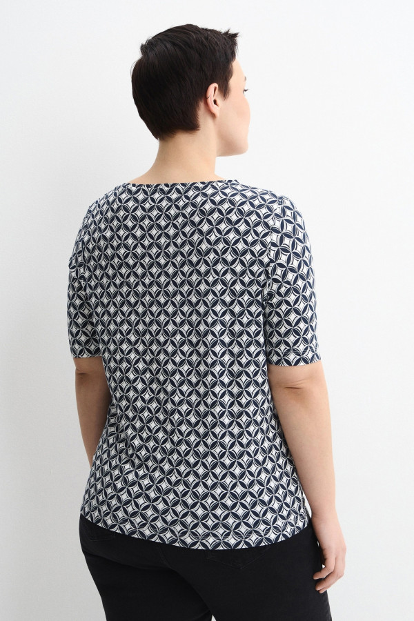 Футболка с геометричным принтом