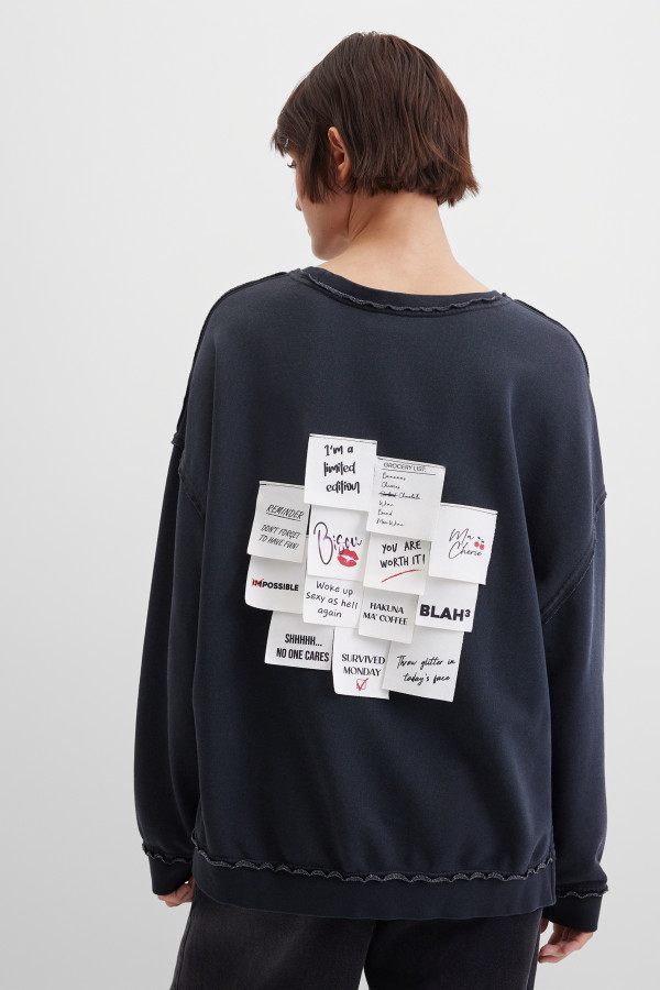 Свитшот с нашивками на спине