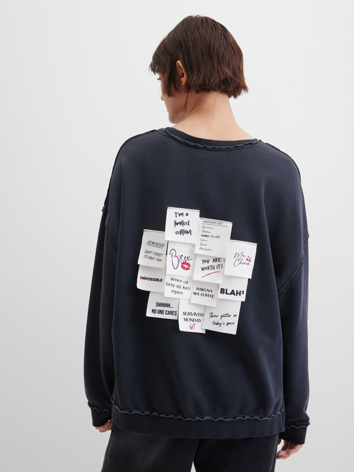 Свитшот с нашивками на спине