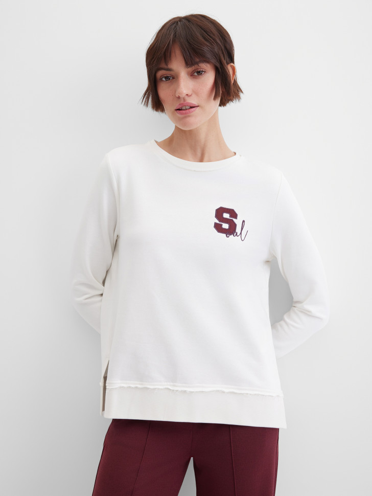 Свитшот с аппликацией на спине