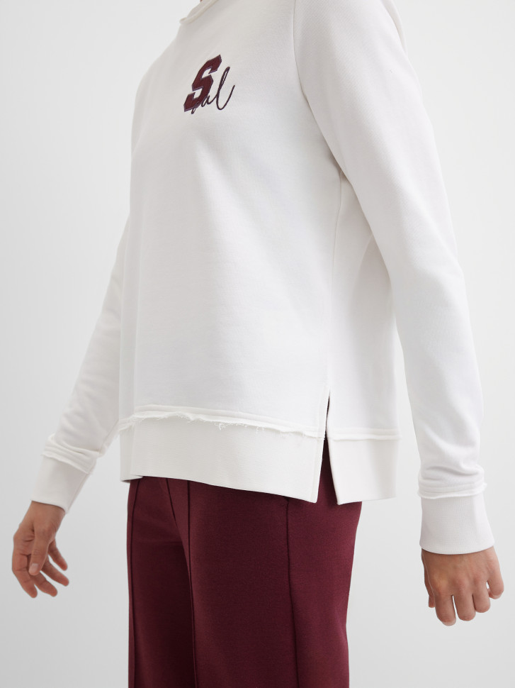 Свитшот с аппликацией на спине