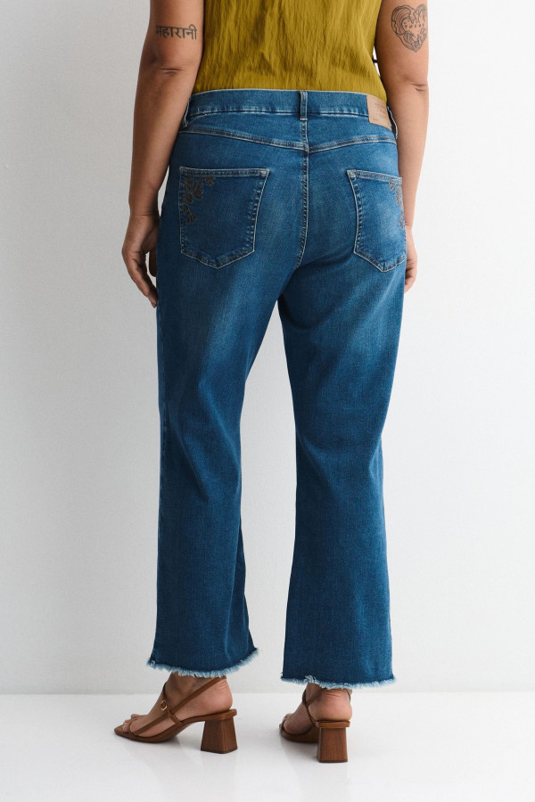 Джинсы укороченные с вышивкой