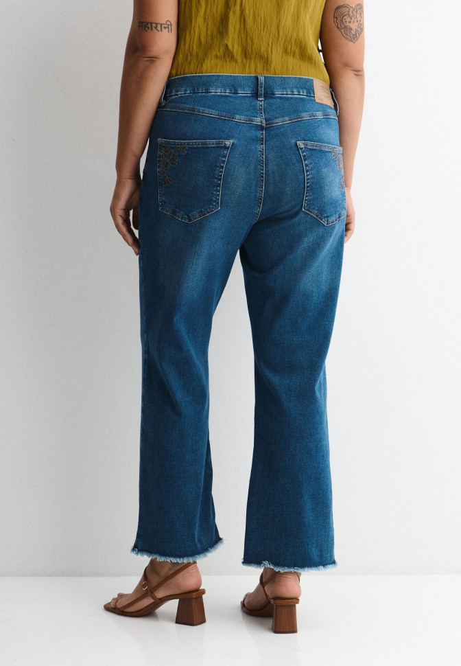 Джинсы укороченные с вышивкой