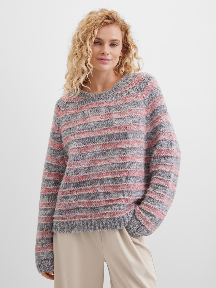 Пуловер в полоску