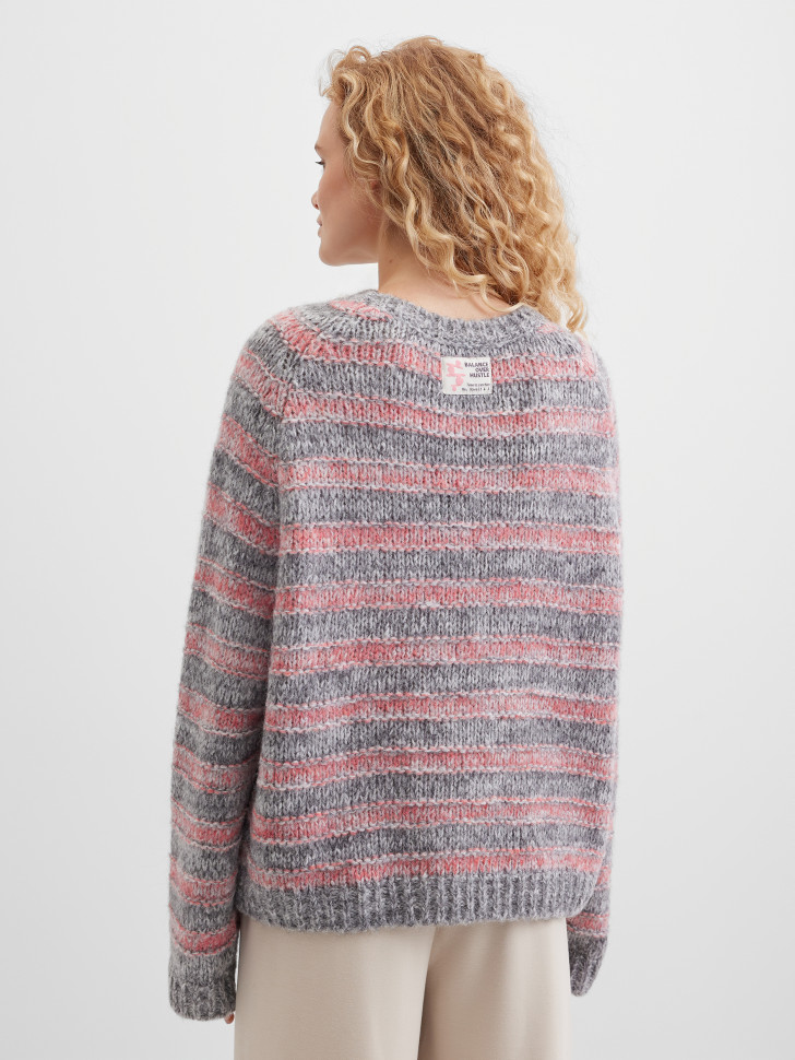Пуловер в полоску