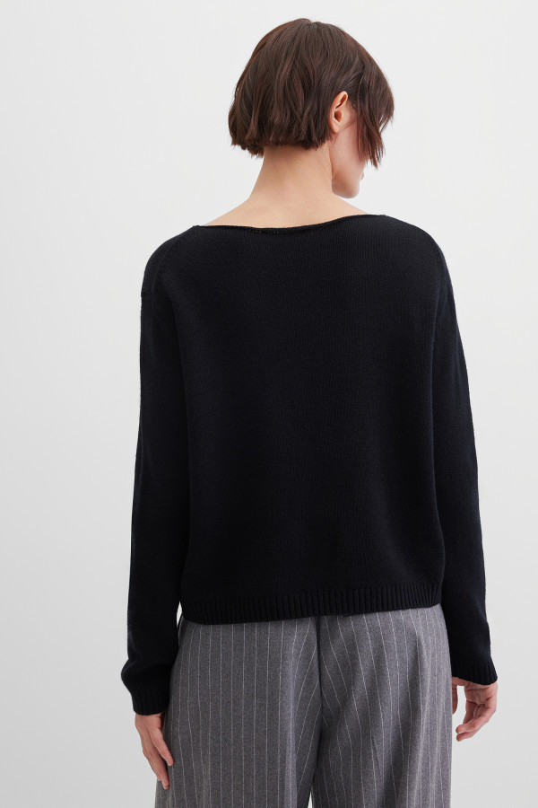 Джемпер с вырезом лодочкой