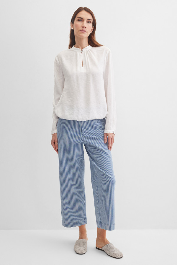 Блузка с воротником-стойкой