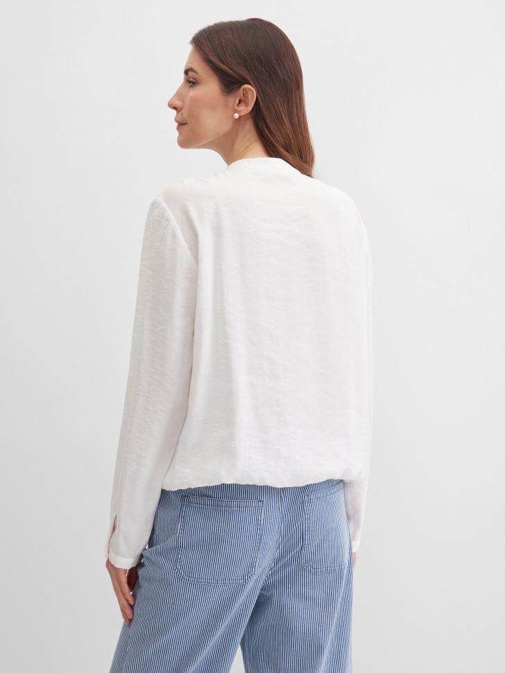 Блузка с воротником-стойкой