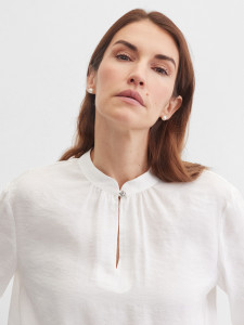 Блузка с воротником-стойкой