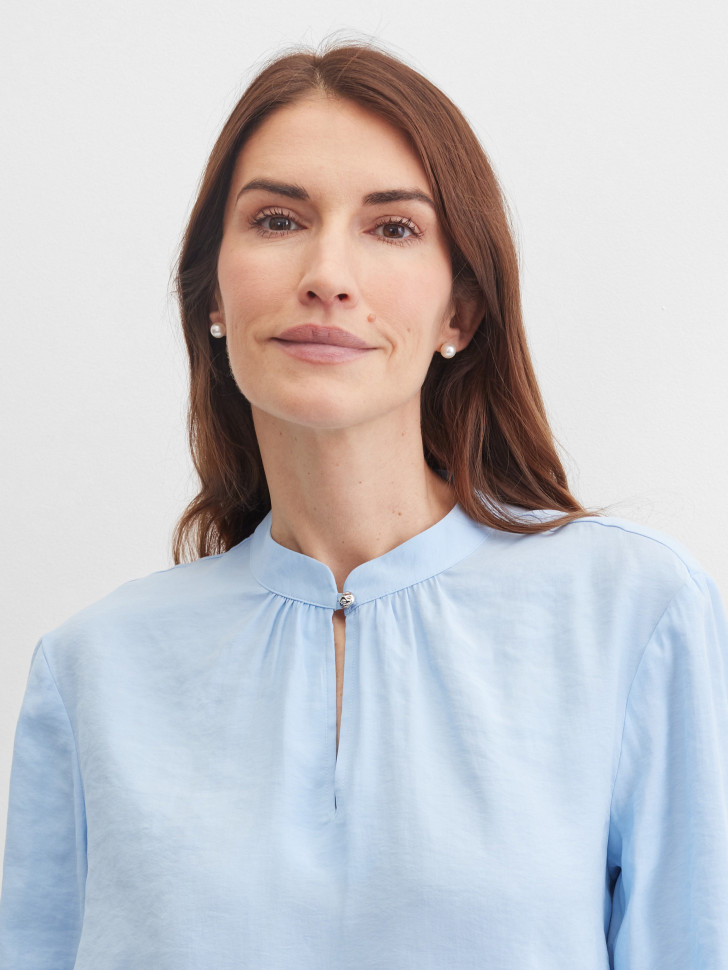 Блузка с воротником стойкой