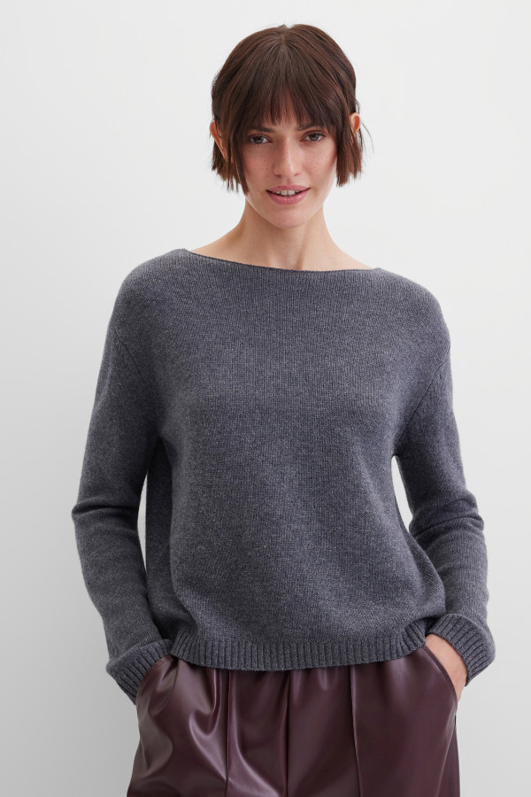 Джемпер с вырезом лодочкой