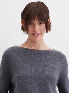 Джемпер с вырезом лодочкой