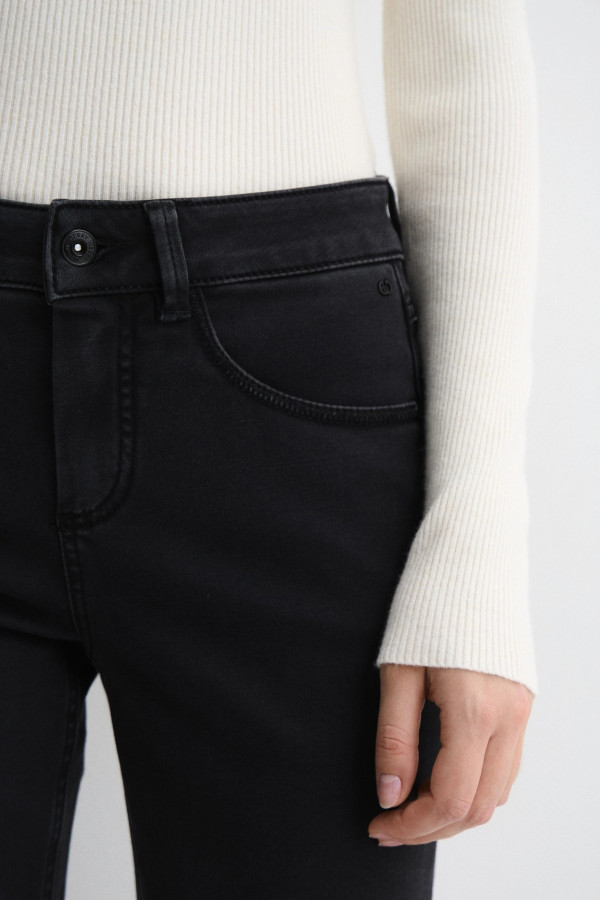 Джинсы зауженного кроя