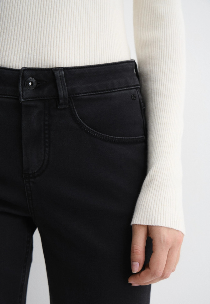 Джинсы зауженного кроя