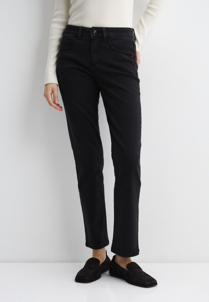 Джинсы зауженного кроя