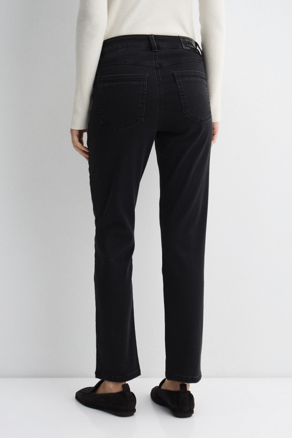 Джинсы зауженного кроя