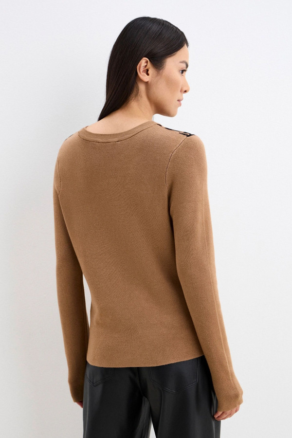 Джемпер с анималистичным узором