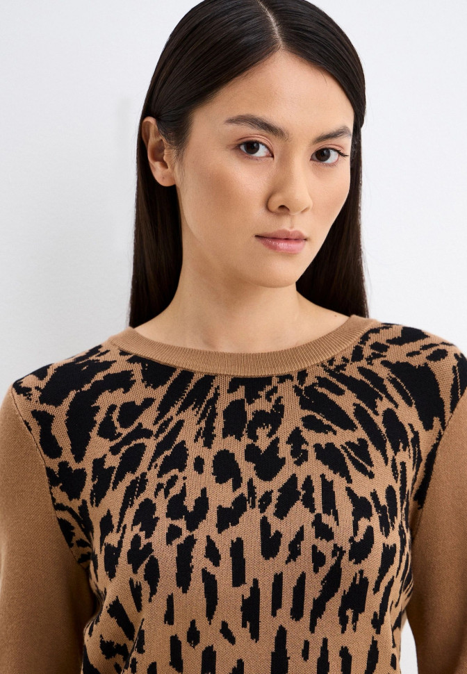 Джемпер с анималистичным узором