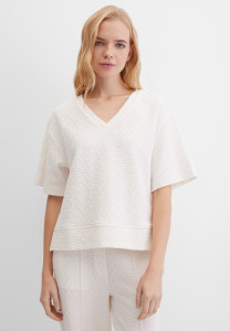 Футболка с V-вырезом