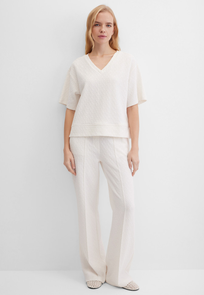 Футболка с V-вырезом