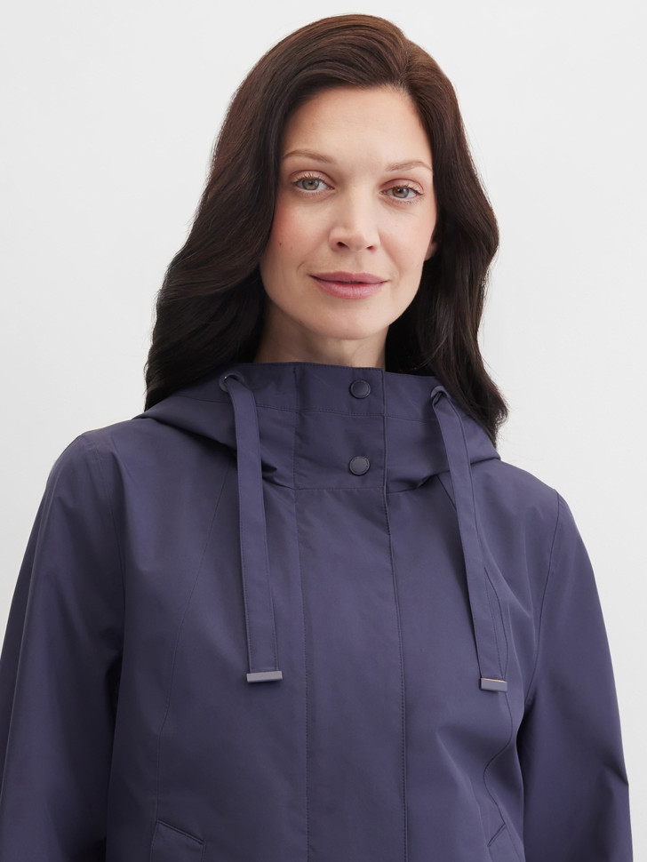 Плащ на молнии и кнопках