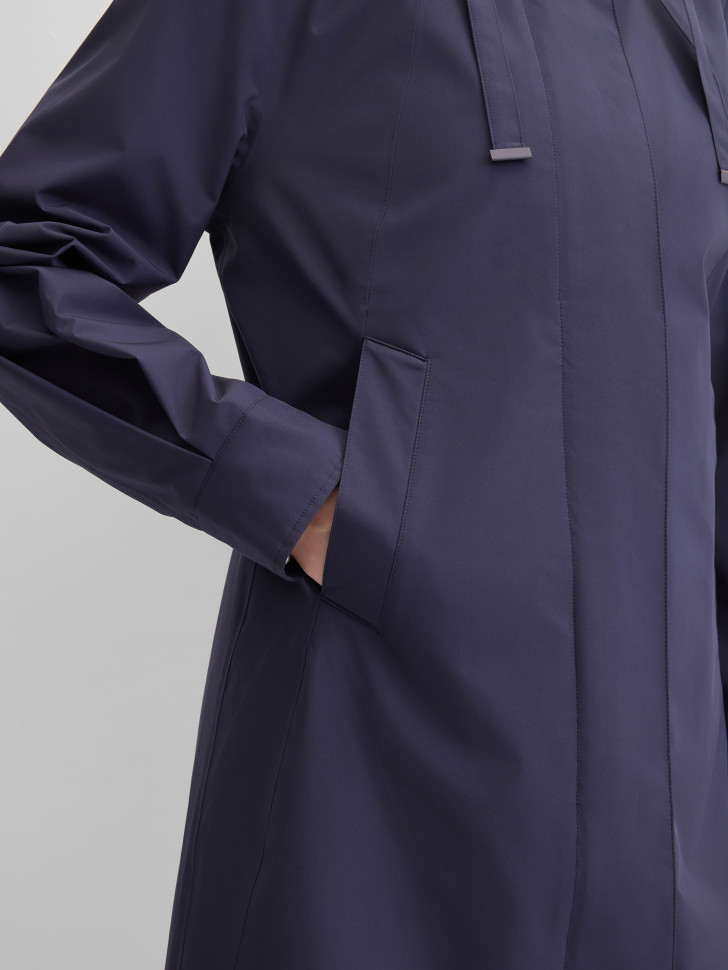 Плащ на молнии и кнопках