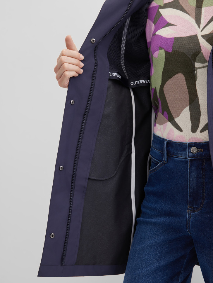 Плащ на молнии и кнопках