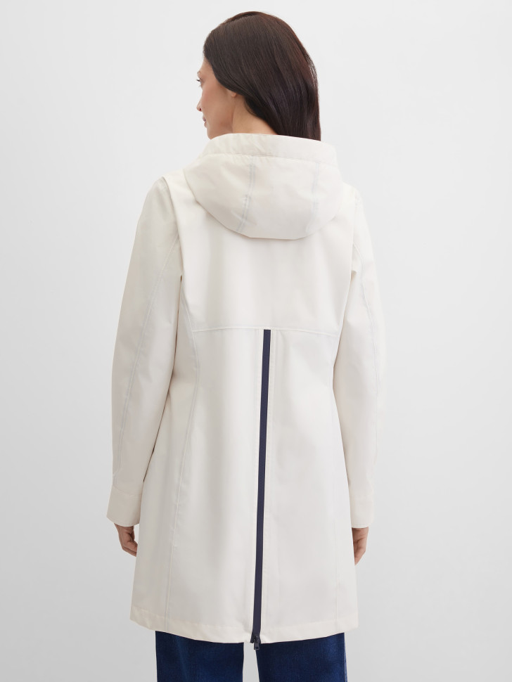 Плащ на молнии и кнопках