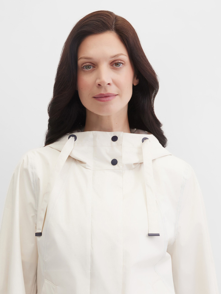 Плащ на молнии и кнопках