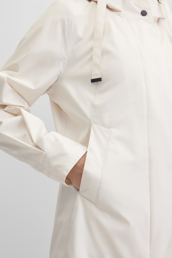 Плащ на молнии и кнопках