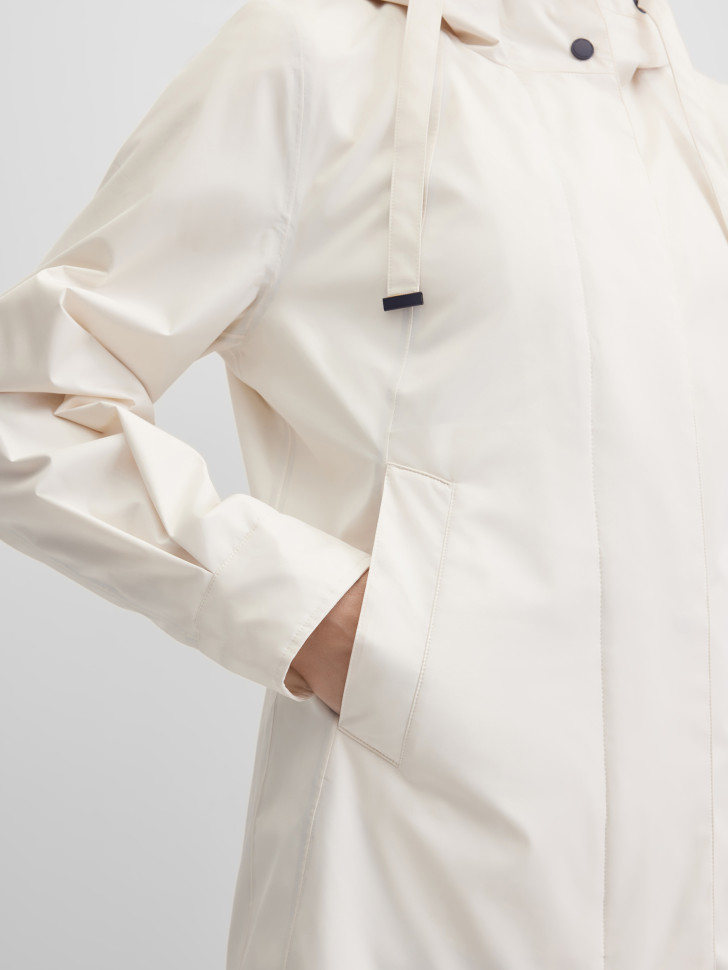 Плащ на молнии и кнопках