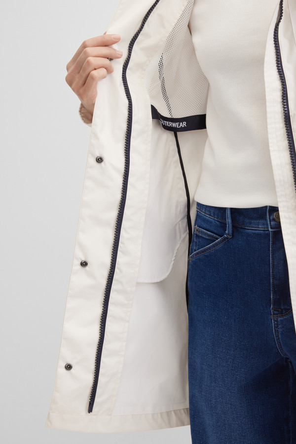 Плащ на молнии и кнопках