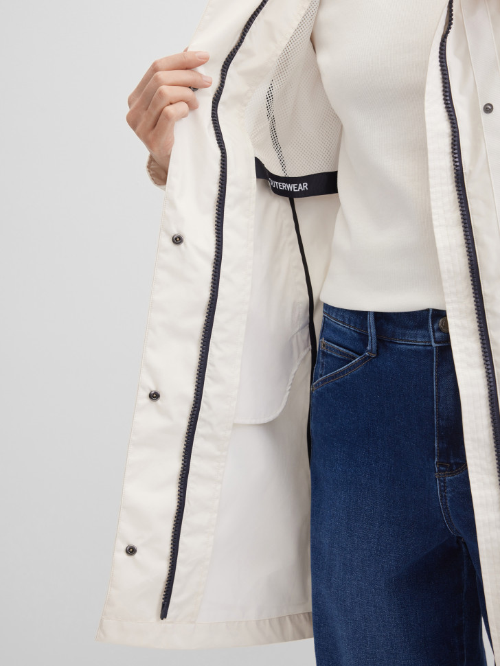 Плащ на молнии и кнопках