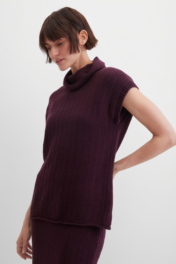 Жилет вязаный