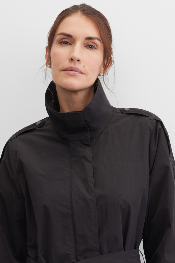 Плащ с поясом из жатой ткани на молнии