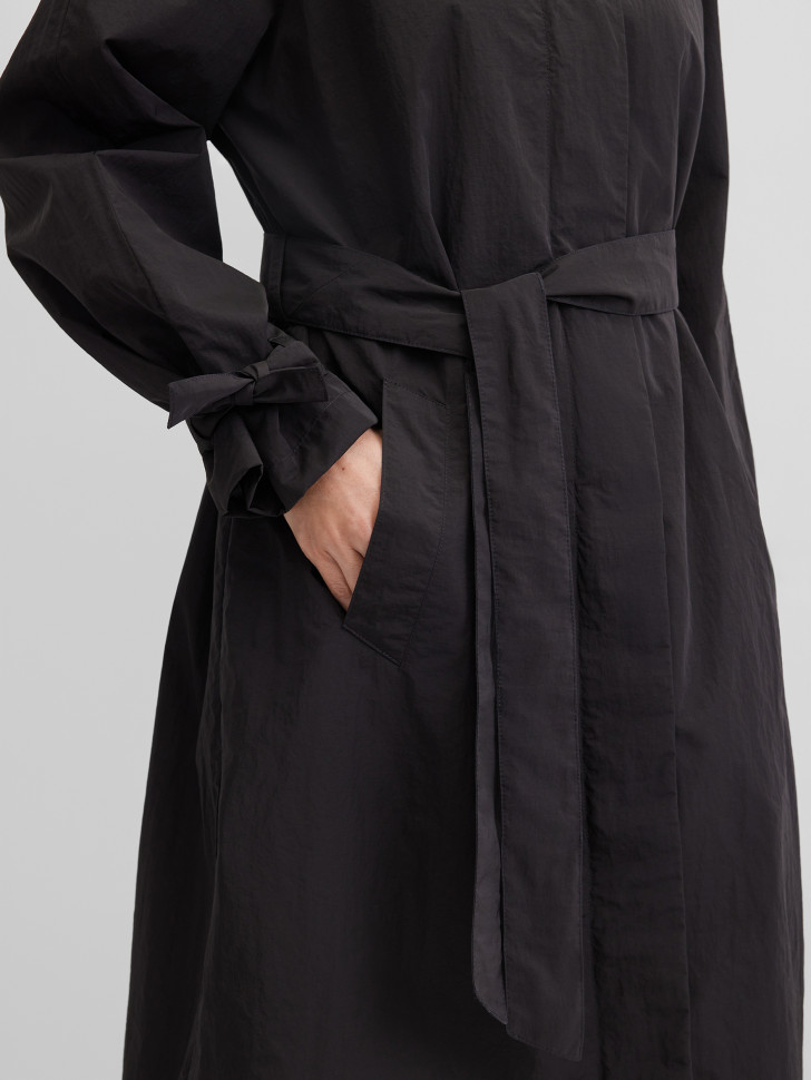 Плащ с поясом из жатой ткани на молнии