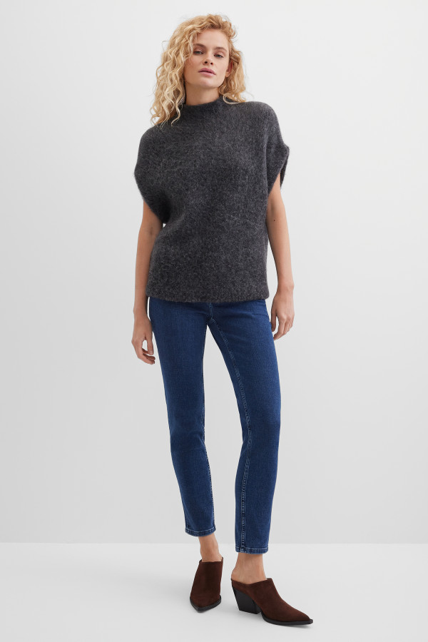 Жилет вязаный