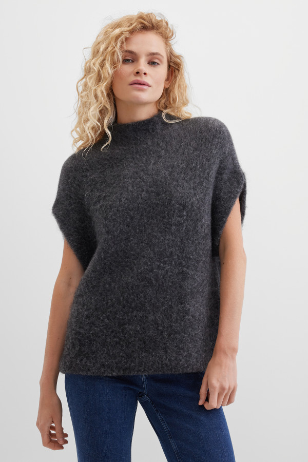 Жилет вязаный