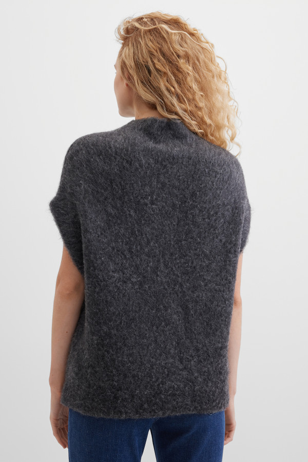 Жилет вязаный