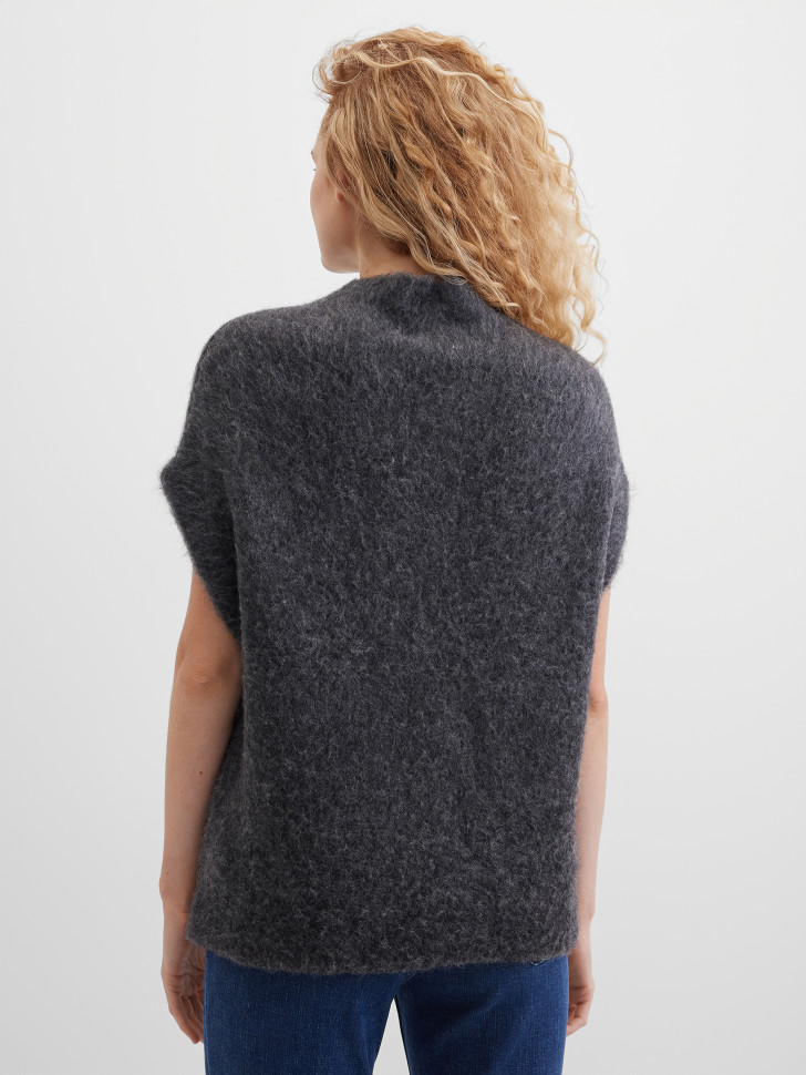 Жилет вязаный