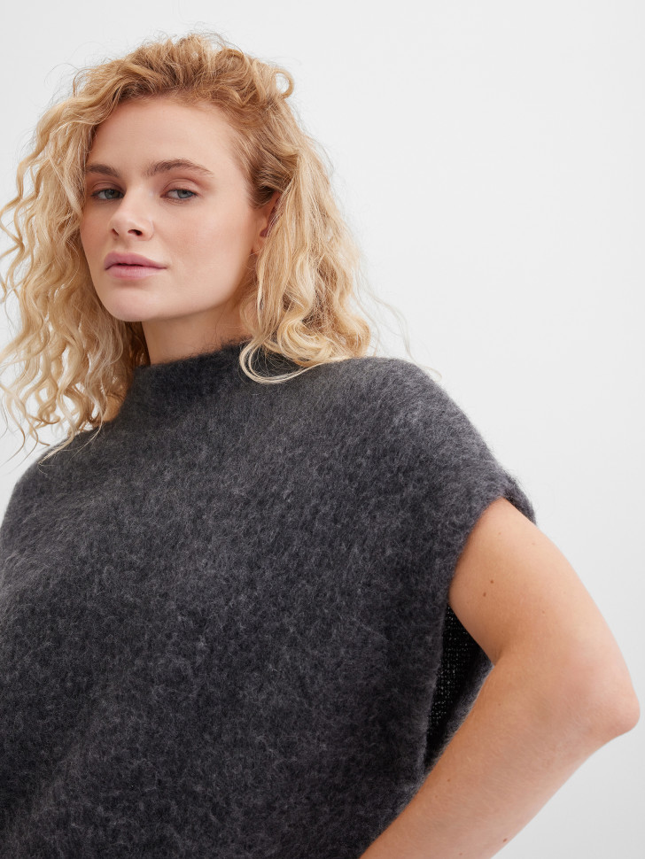 Жилет вязаный