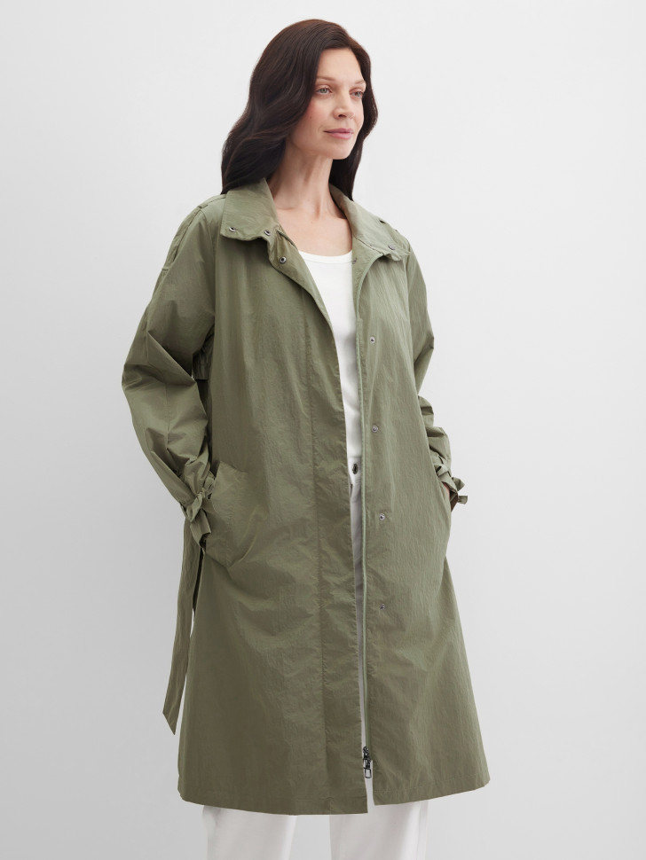 Плащ с поясом из жатой ткани на молнии