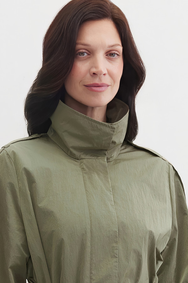 Плащ с поясом из жатой ткани на молнии