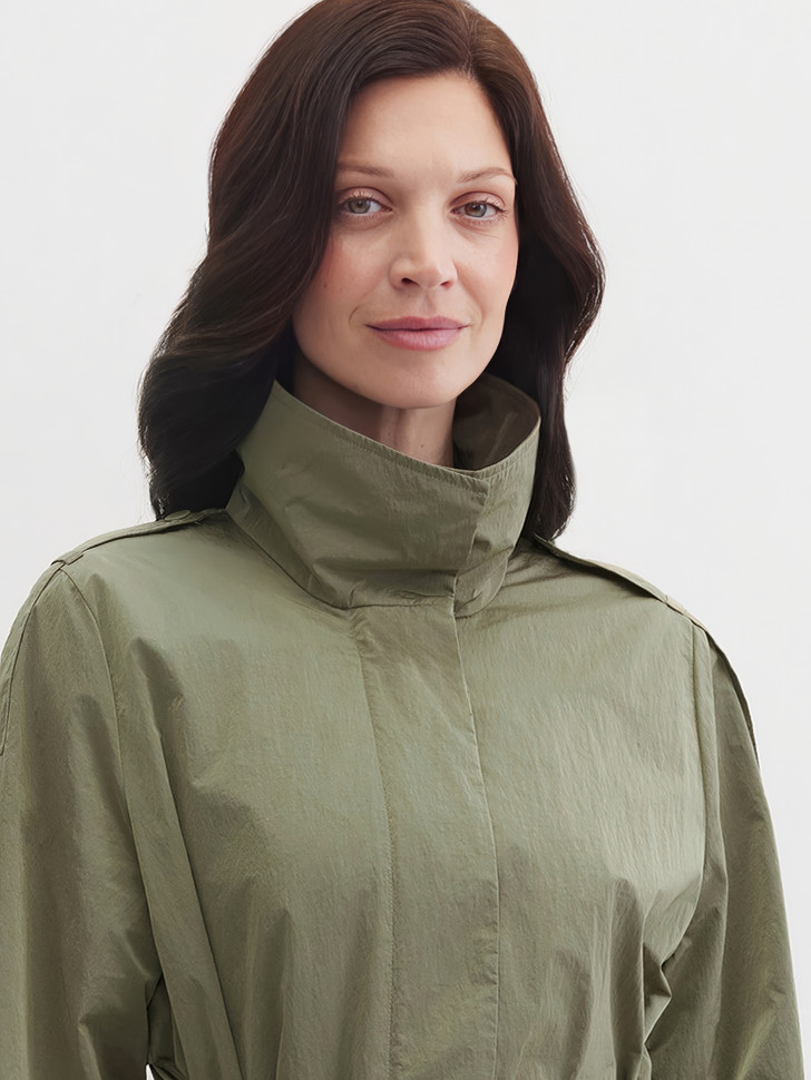 Плащ с поясом из жатой ткани на молнии