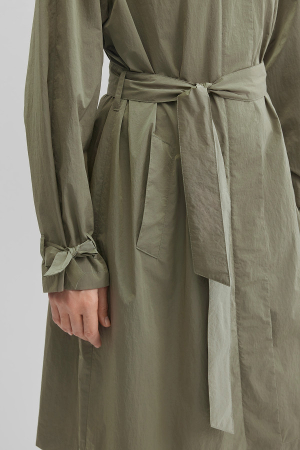 Плащ с поясом из жатой ткани на молнии