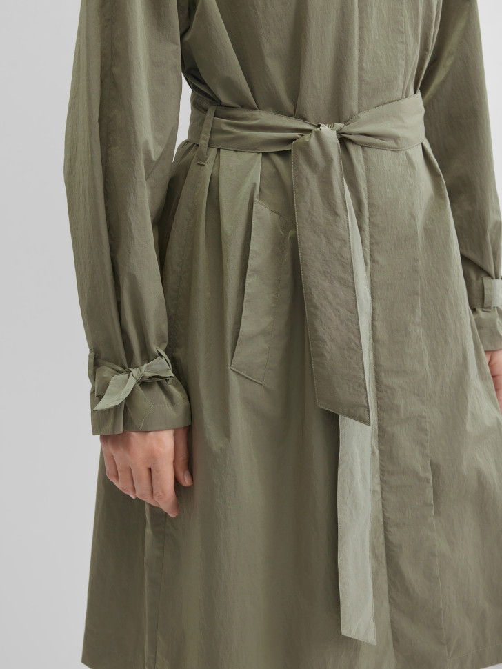 Плащ с поясом из жатой ткани на молнии