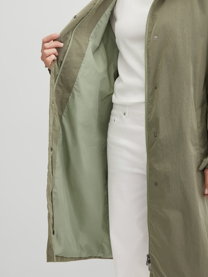 Плащ с поясом из жатой ткани на молнии