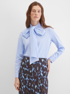 Блузка с бантом